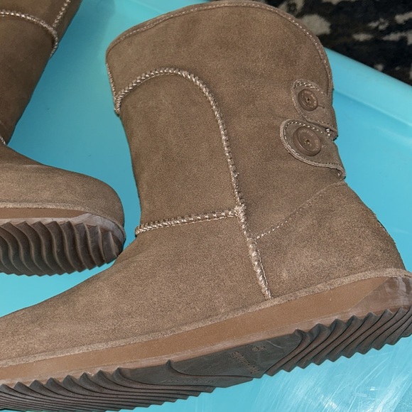 New Emu Australia Boots with back button decor - Picture 8 of 13